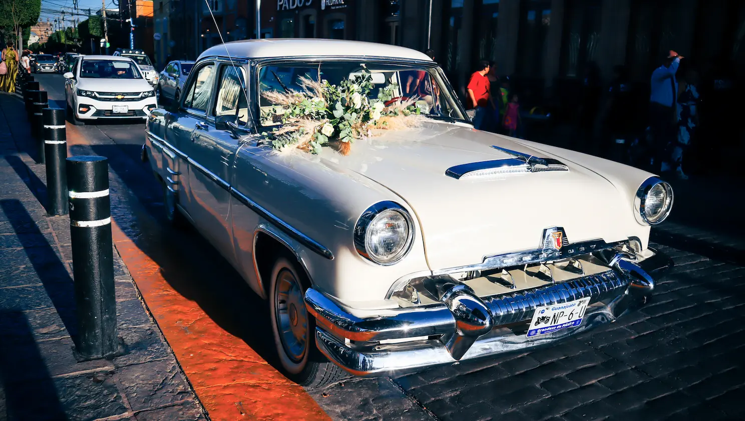 Auto clásico decorado para boda